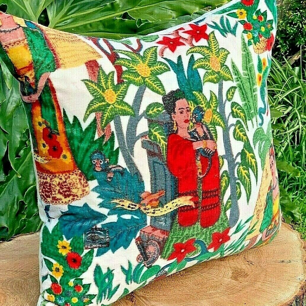 La Cultura de Frida Velvet Cushion Cover