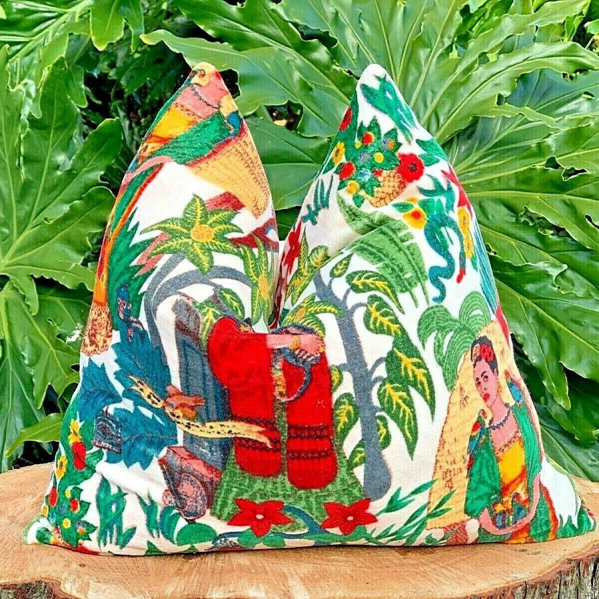 La Cultura de Frida Velvet Cushion Cover