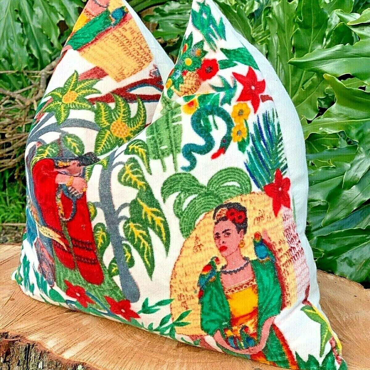 La Cultura de Frida Velvet Cushion Cover